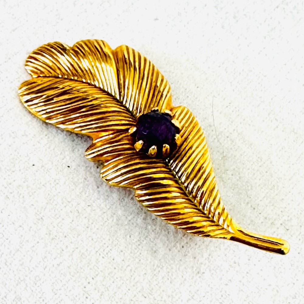 VINTAGE Gold Tone Textured Feather Brooch Pin with Faceted Amethyst Stone